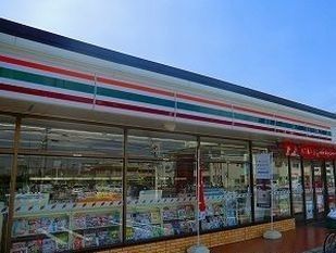 近くのセブンイレブンまで630m（徒歩8分）