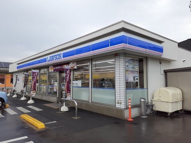 近くのローソン富岡曽木店まで400m（徒歩5分）