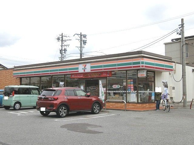 近くのセブンイレブン中川町４丁目店まで700m（徒歩9分）