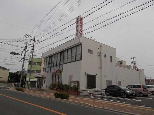 近くの豊橋信用金庫新所原支店まで1,000m（徒歩13分）