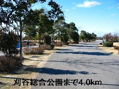 近くの総合運動公園まで4,000m（徒歩50分）