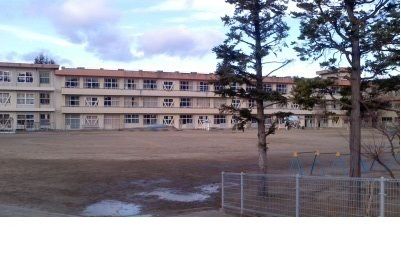 近くの福島市立渡利小学校まで1,700m（徒歩22分）