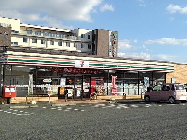 近くのセブンイレブン上代２丁目店まで500m（徒歩7分）