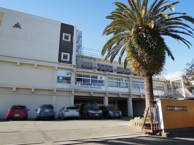 近くの静岡市立袖師中学校まで500m（徒歩7分）