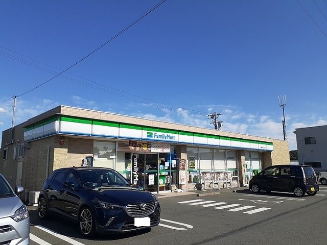 近くのファミリーマートまで400m（徒歩5分）