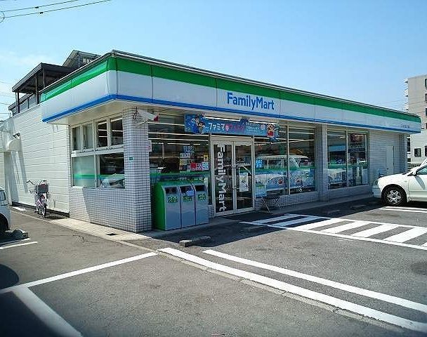 近くのコンビニまで300m（徒歩4分）