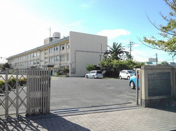 近くの三佐小学校まで650m(徒歩9分)