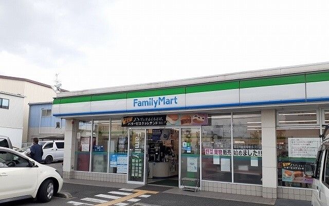 近くのファミリーマート様まで300m(徒歩4分)