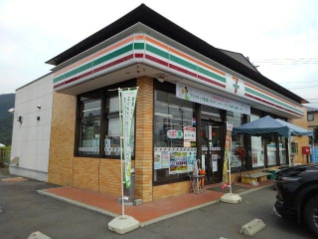 近くのセブンイレブン小布施雁田店まで250m（徒歩4分）