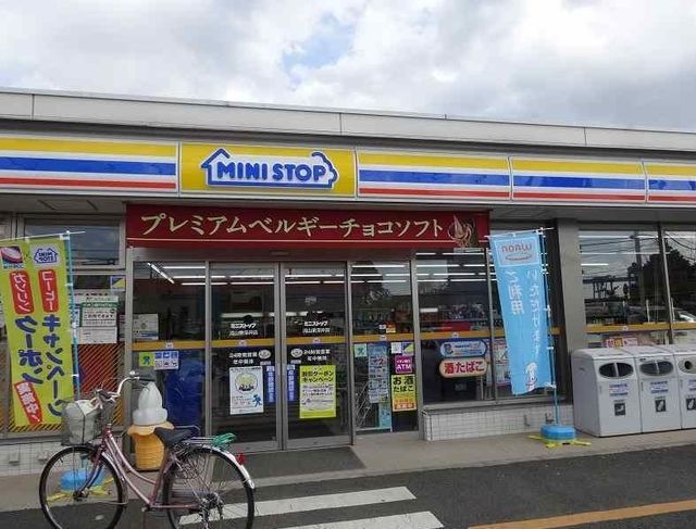 近くのミニストップまで300m（徒歩4分）