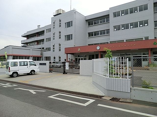 近くの西深井小学校まで450m（徒歩6分）