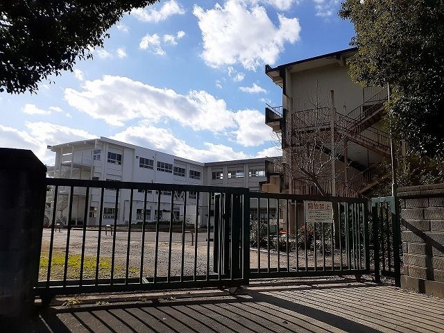 近くの板山小学校まで1,049m（徒歩14分）