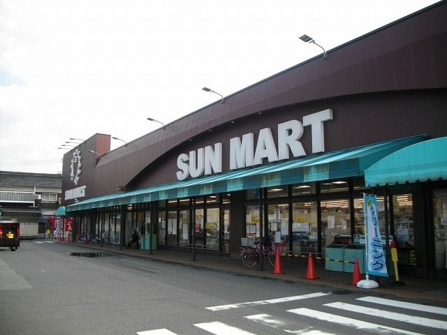 近くのサンマート岩倉店まで650m（徒歩9分）