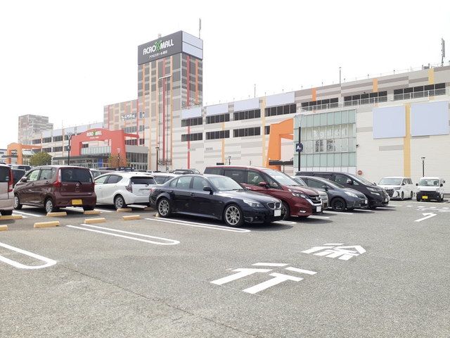 近くのアクロスモール春日店まで650m（徒歩9分）