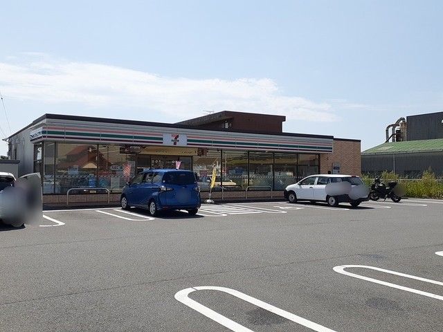 近くのセブンイレブン静波店まで450m（徒歩6分）