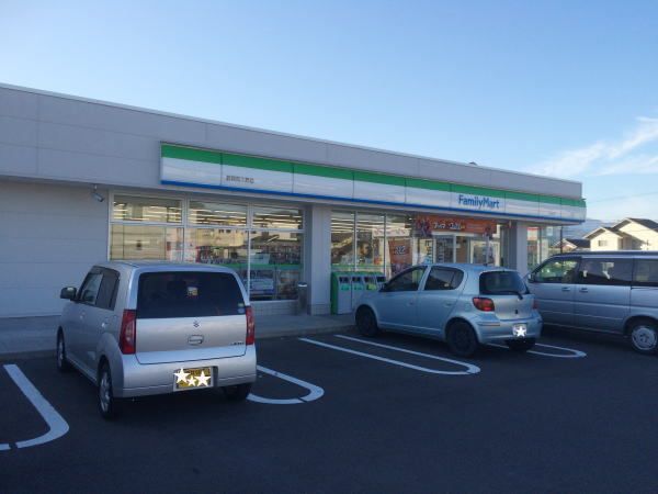 近くのファミリーマートまで600m（徒歩8分）
