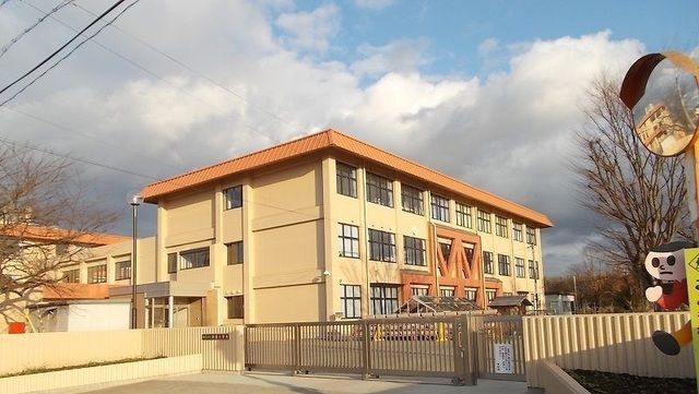 近くの小学校まで350m（徒歩5分）