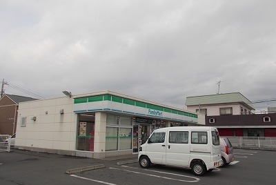 近くのファミリーマート三島長伏店まで400m(徒歩5分)