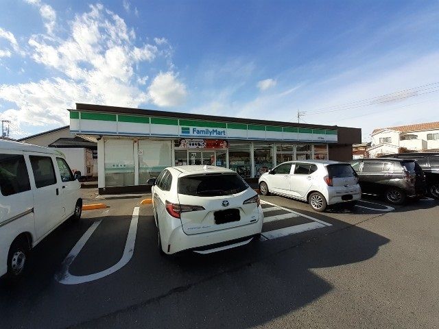 近くのファミリーマート吉岡下野田店まで950m（徒歩12分）