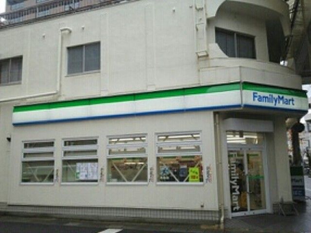 近くのファミリーマート草津駅東口店まで650m（徒歩9分）