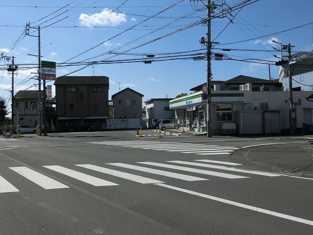 近くのファミリーマート静岡瀬名店まで1,300m（徒歩17分）