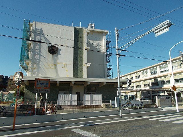 近くの西奈小学校まで1,300m（徒歩17分）