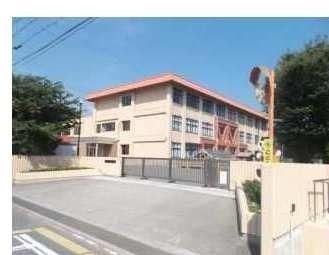 近くの東近江市立御園小学校様まで500m（徒歩7分）