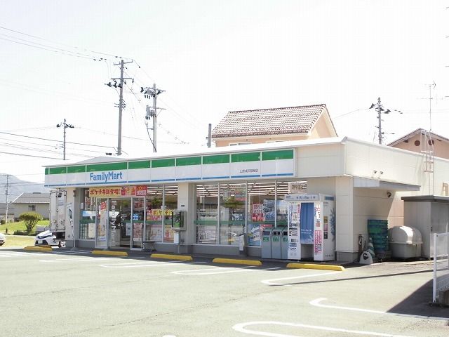 近くのファミリーマートまで690m（徒歩9分）