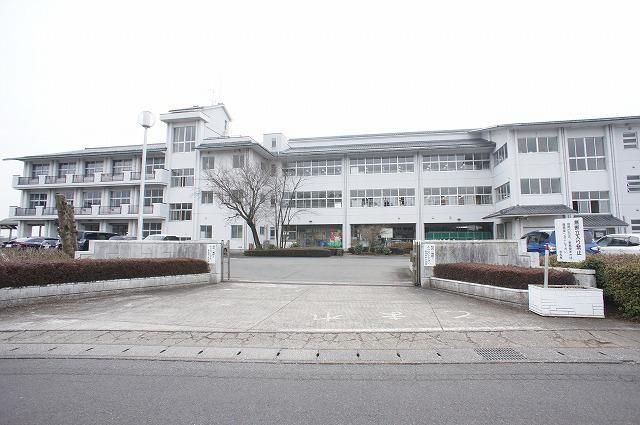 近くの真岡西中学校まで830m（徒歩11分）