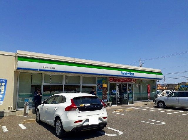 近くのファミリーマート 中央3丁目店まで160m(徒歩2分)