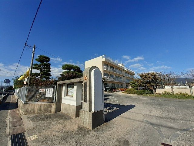 近くの小学校まで813m（徒歩11分）