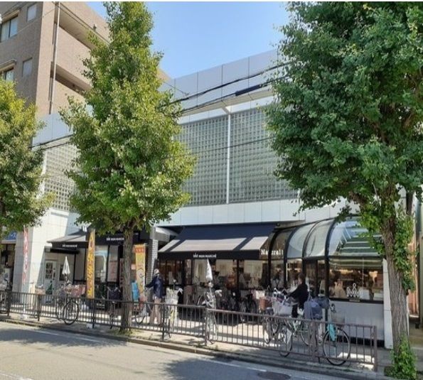 近くのモンマルシェ西武庫店まで500m（徒歩7分）