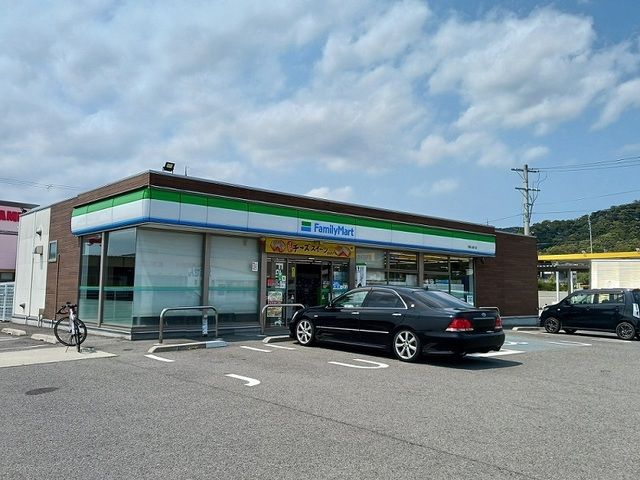 近くのファミリーマート和歌山直川店様まで1,200m(徒歩15分)