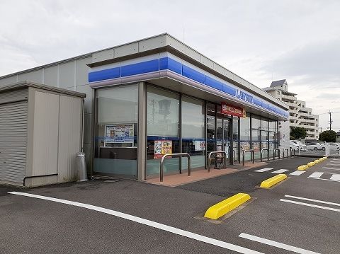 近くのコンビニまで600m（徒歩8分）