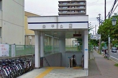 近くの地下鉄豊平公園駅まで1,000m(徒歩13分)