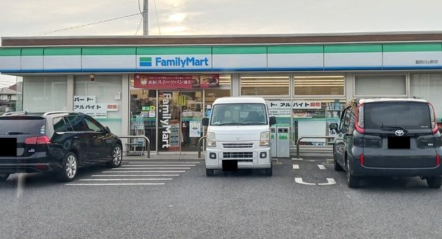 近くのファミリーマートまで600m（徒歩8分）