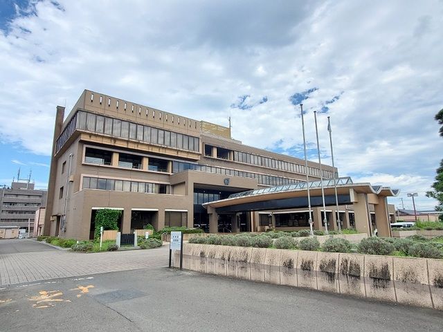 近くの役所まで700m（徒歩9分）
