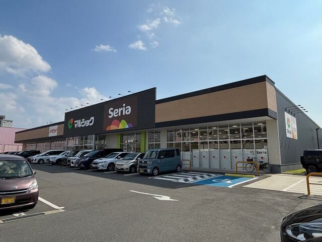近くのマルショク近見店まで700m（徒歩9分）