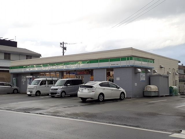 近くのファミリーマート近見七丁目店まで350m（徒歩5分）