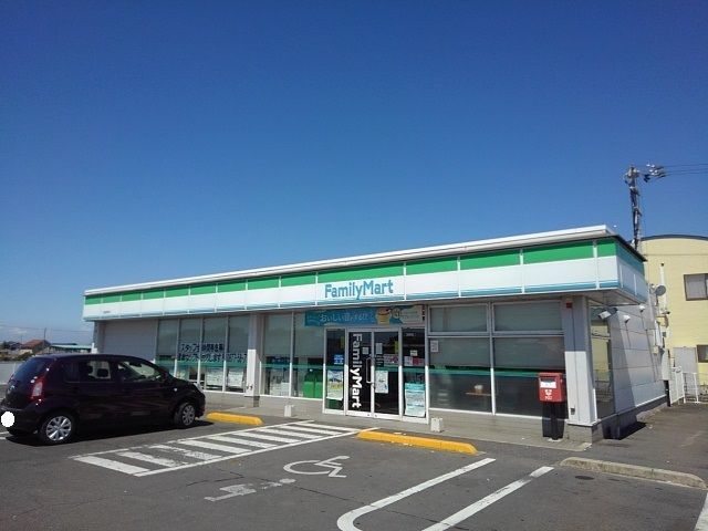 近くのファミリーマート丸亀郡家店まで400m（徒歩5分）