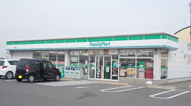 近くのファミリーマートまで400m（徒歩5分）