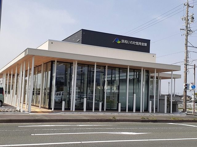 近くの浜松いわた信用金庫 本町支店まで700m（徒歩9分）
