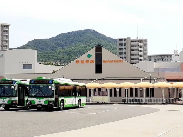 近くの神戸市営地下鉄妙法寺駅まで1,588m（徒歩20分）