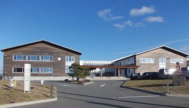 近くの第四小学校まで2,100m（徒歩27分）