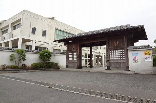 近くの明倫小学校まで700m(徒歩9分)