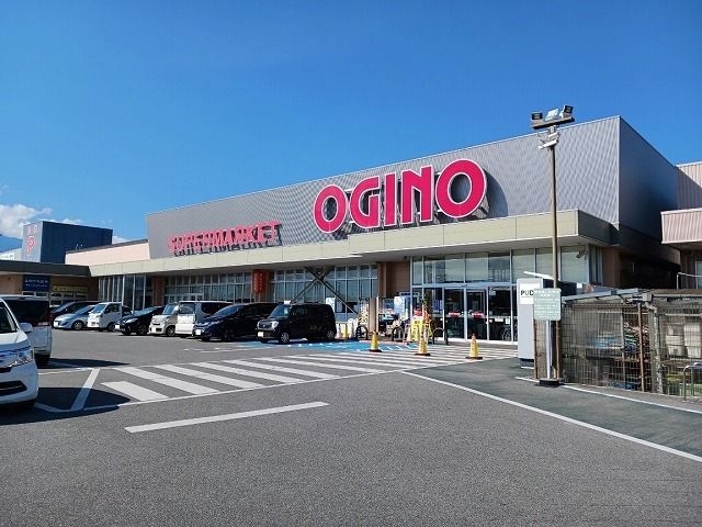 近くのオギノ竜王駅前店まで600m（徒歩8分）