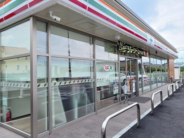 近くのセブンイレブン宮本町店まで600m（徒歩8分）