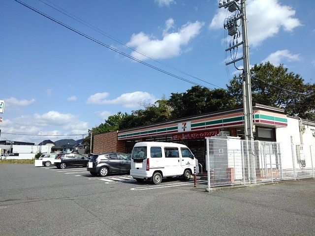 近くのコンビニまで450m（徒歩6分）