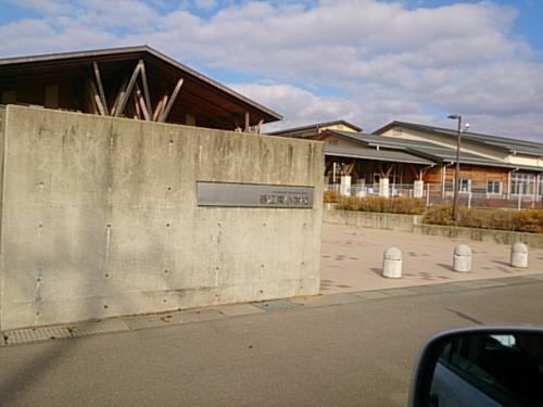 近くの春江東小学校まで800m（徒歩10分）