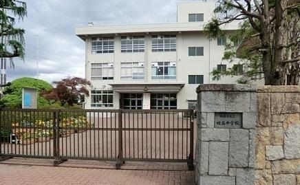 近くの田名中学校まで1,300m（徒歩17分）